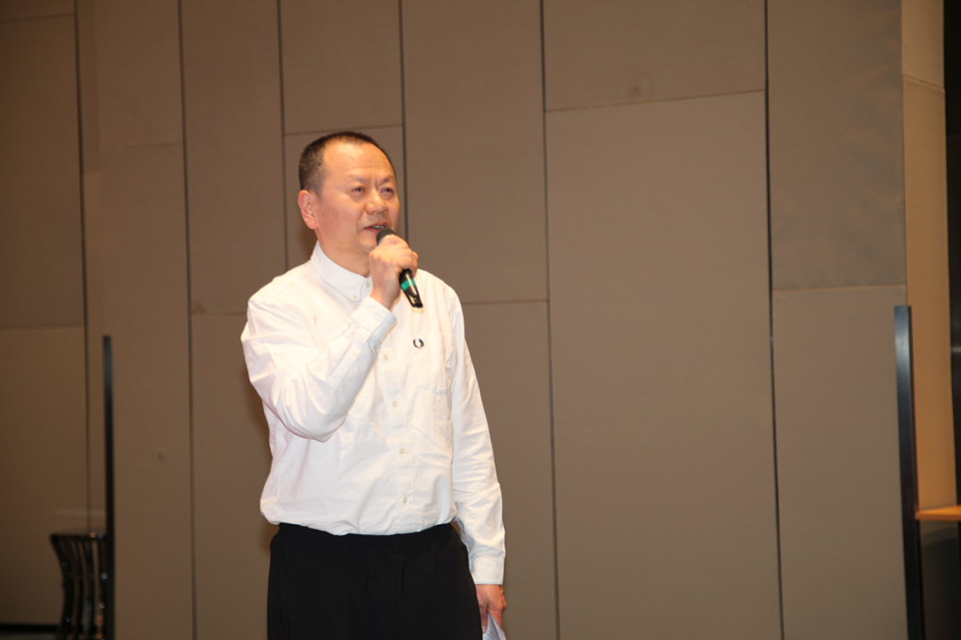 与会者交流讨论