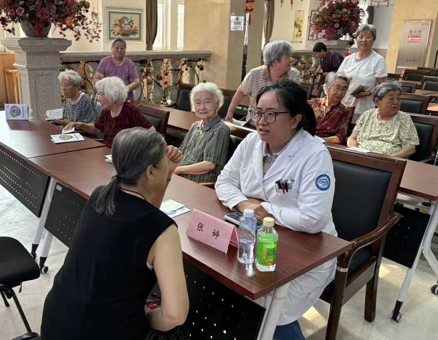 张婷教授为第三老年公寓老人答疑
